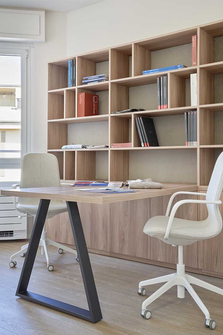 Ufficio progettato da Workitect con scrivania e libreria