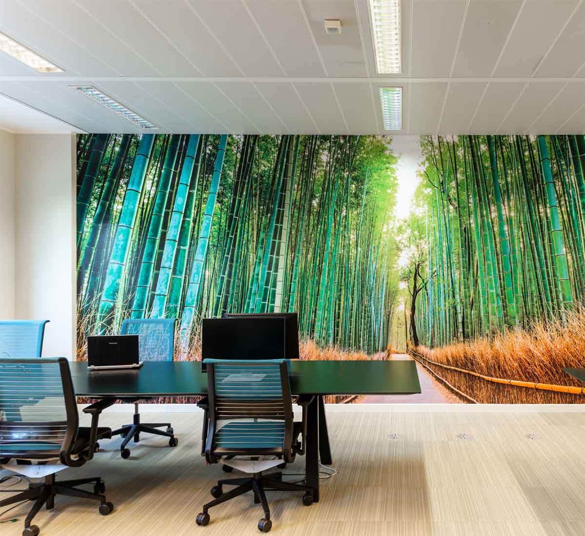 Open space ufficio progettato da Workitect con parete con carta da parati ispirata alla natura
