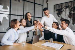 Colleghi di lavoro che sorridono ad una riunione di team building